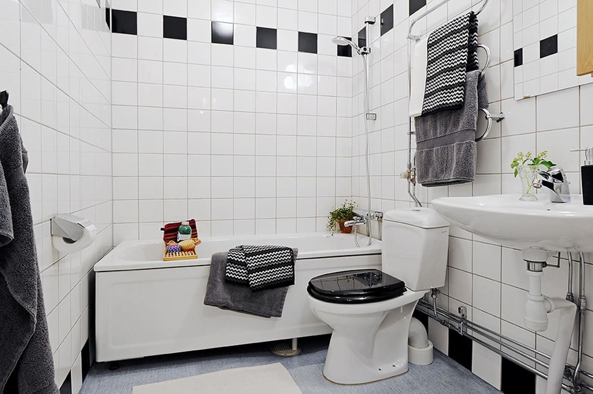 Середньоформатна плитка в маленькій ванній кімнаті
