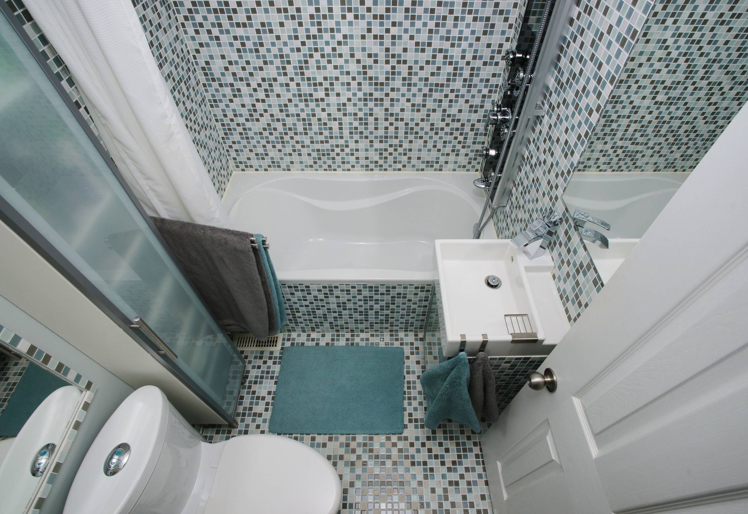 Мозаичная плитка в маленькой ванной