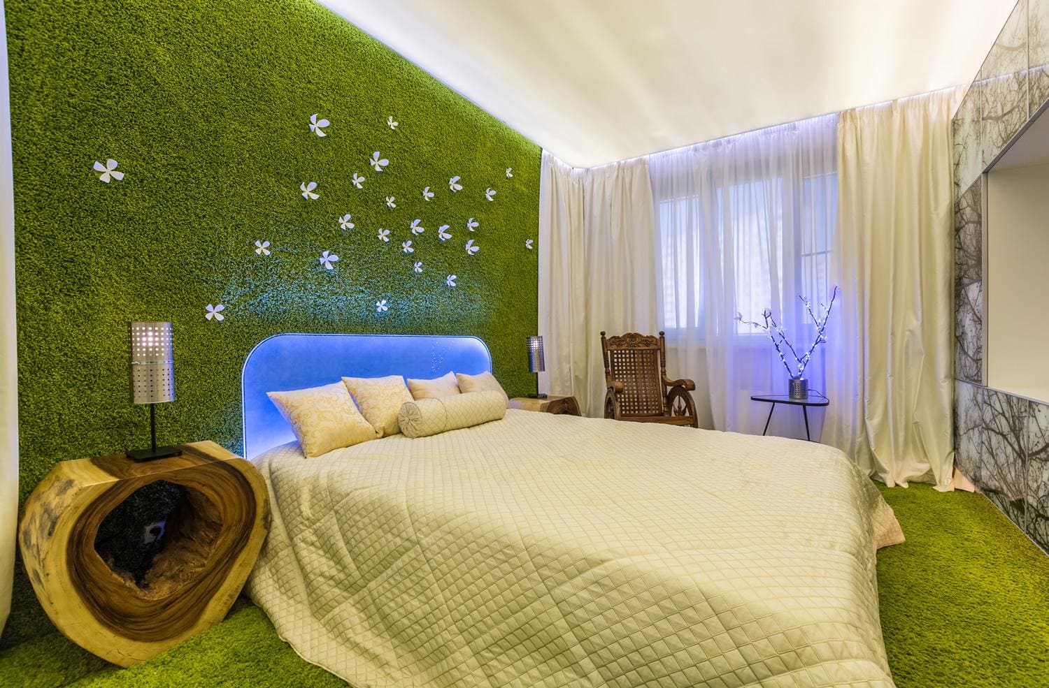 Спальня зі штучною травою на стіні
