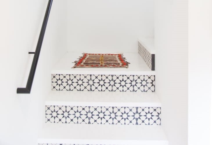 Яка керамічна плитка краще для сходів