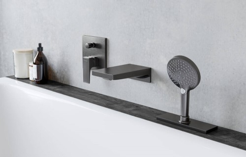 Современный смеситель для ванны