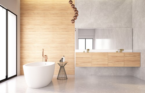 Современная ванна с мрамором и деревом